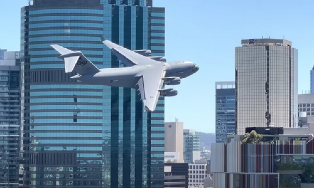 Αυστραλιανό C-17 Globemaster κάνει τρελούς ελιγμούς ανάμεσα σε ουρανοξύστες
